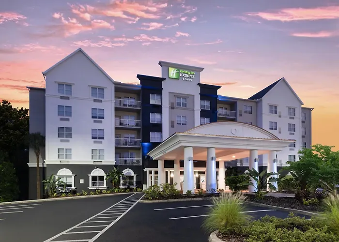 Holiday Inn Express&Suites Lakel&